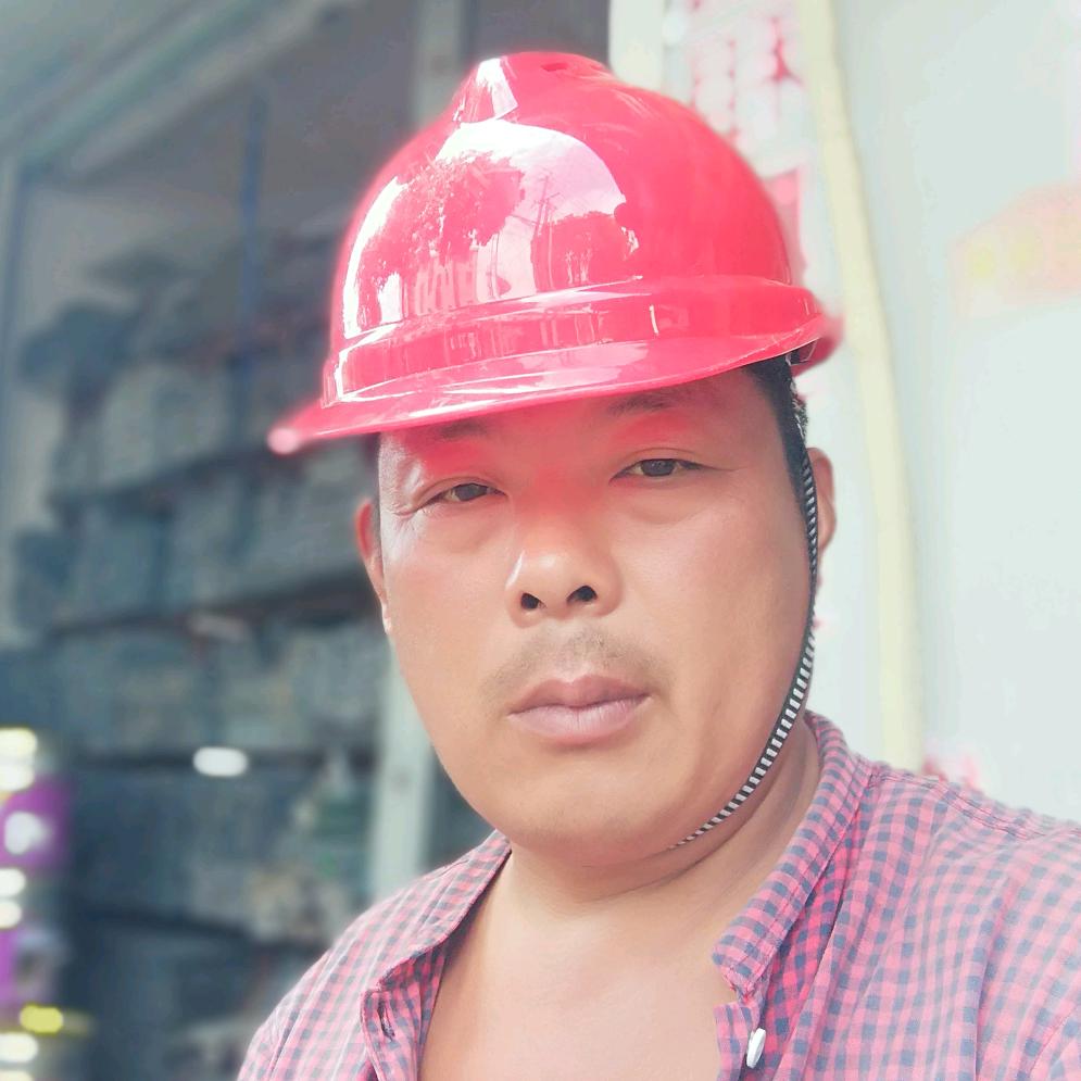 在水一方钓鱼者