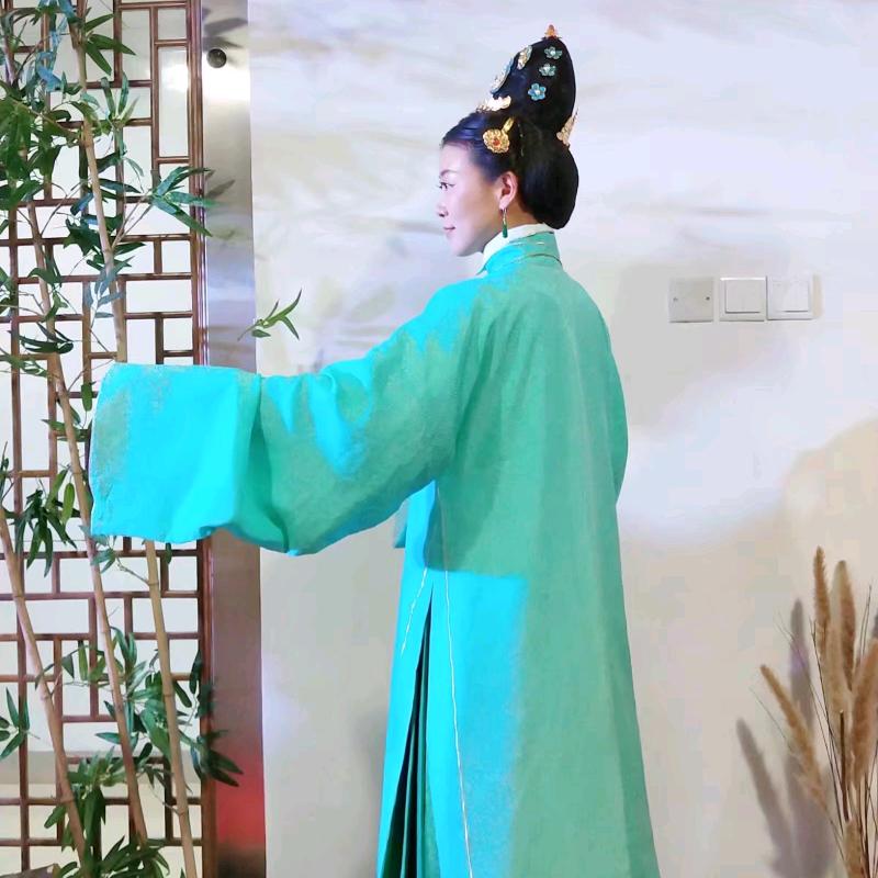 经年汉服的紫凝