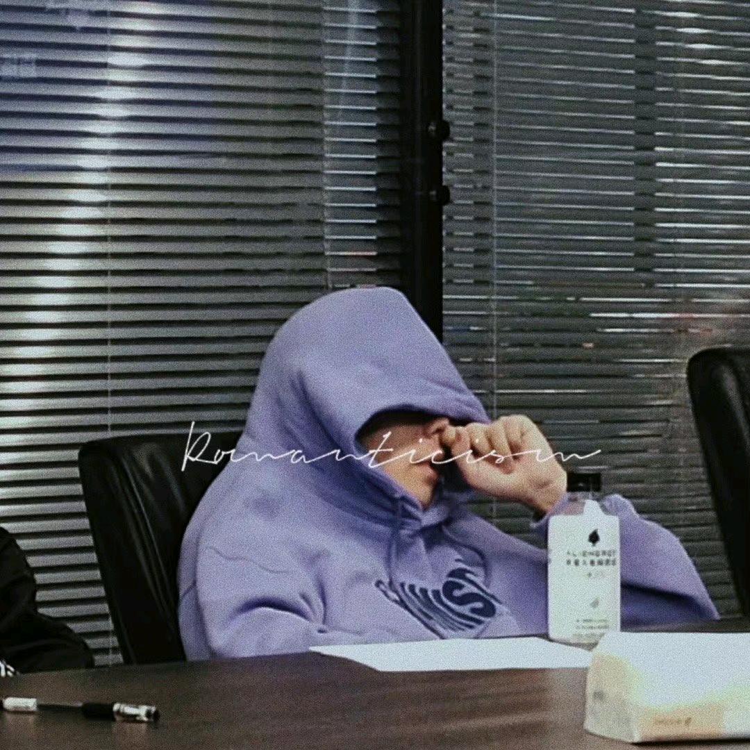 给酷狗吃烤肠