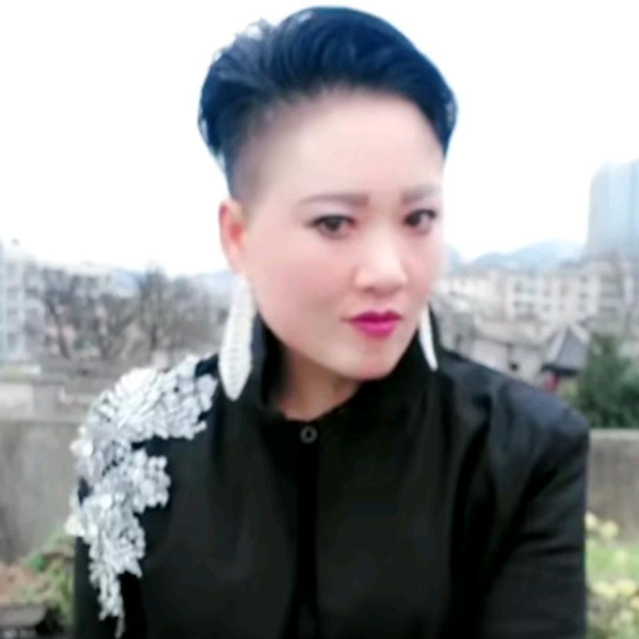 大方县鸿云服阁服装店