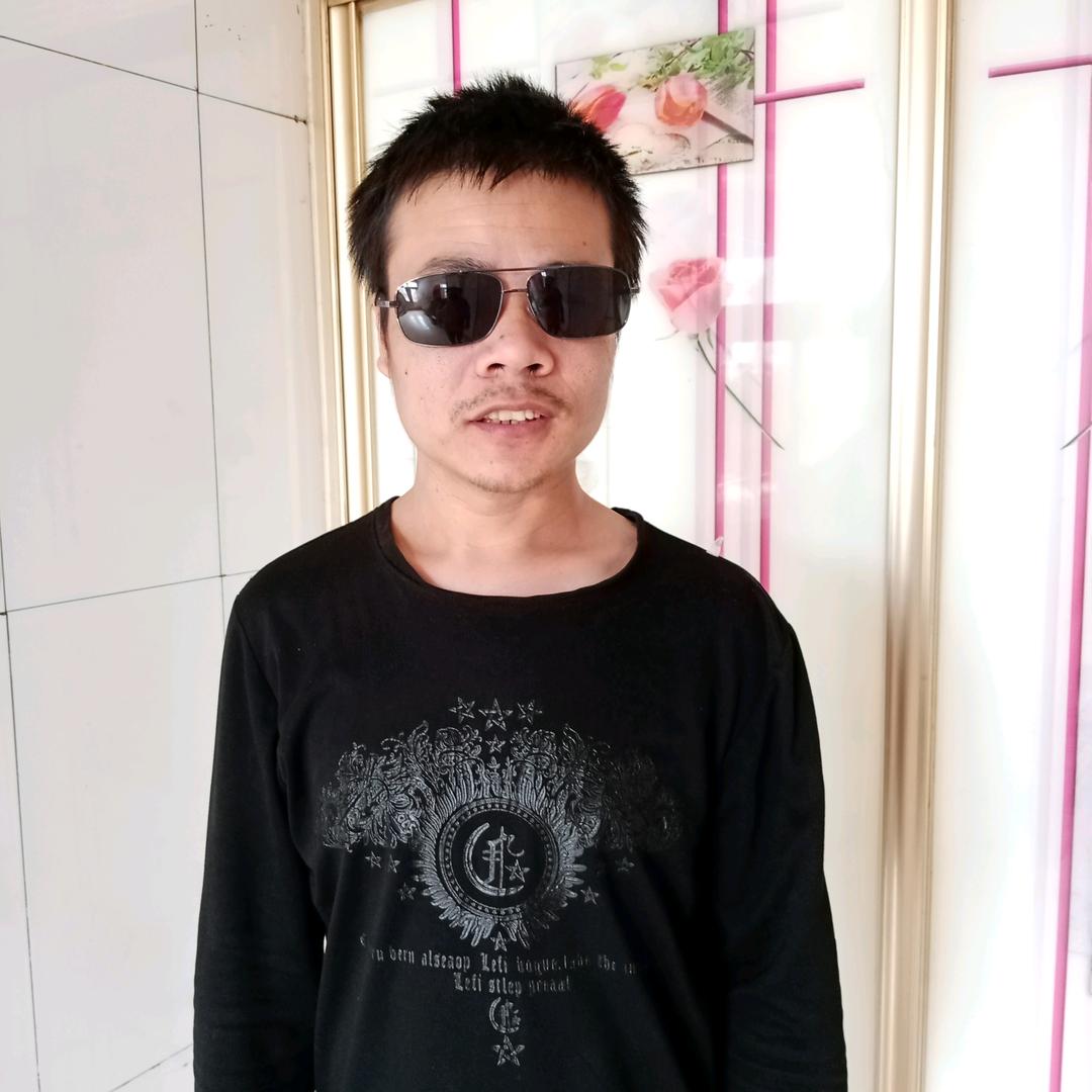 盲人萨克斯歌手。