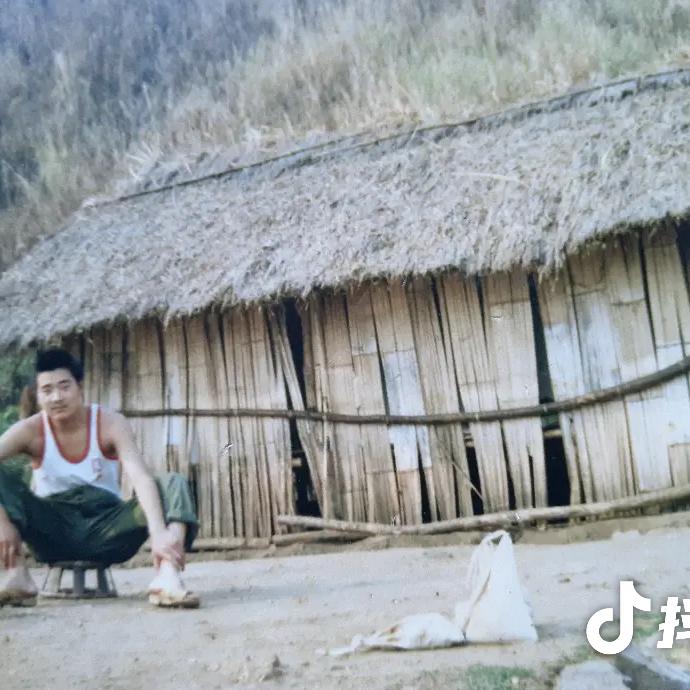 曾经抱着枪睡觉的兵