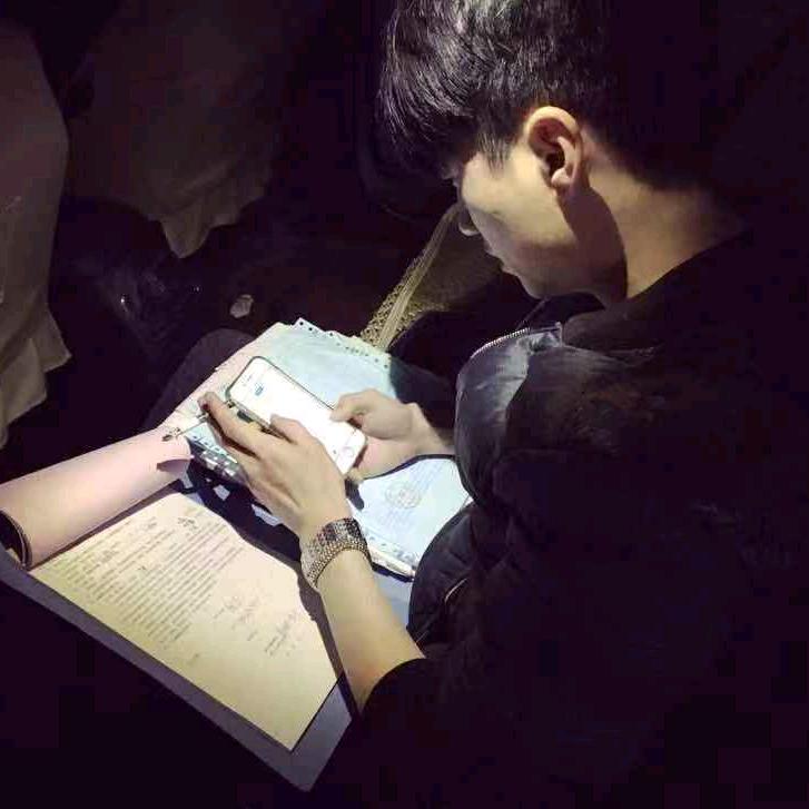 罗 斯。