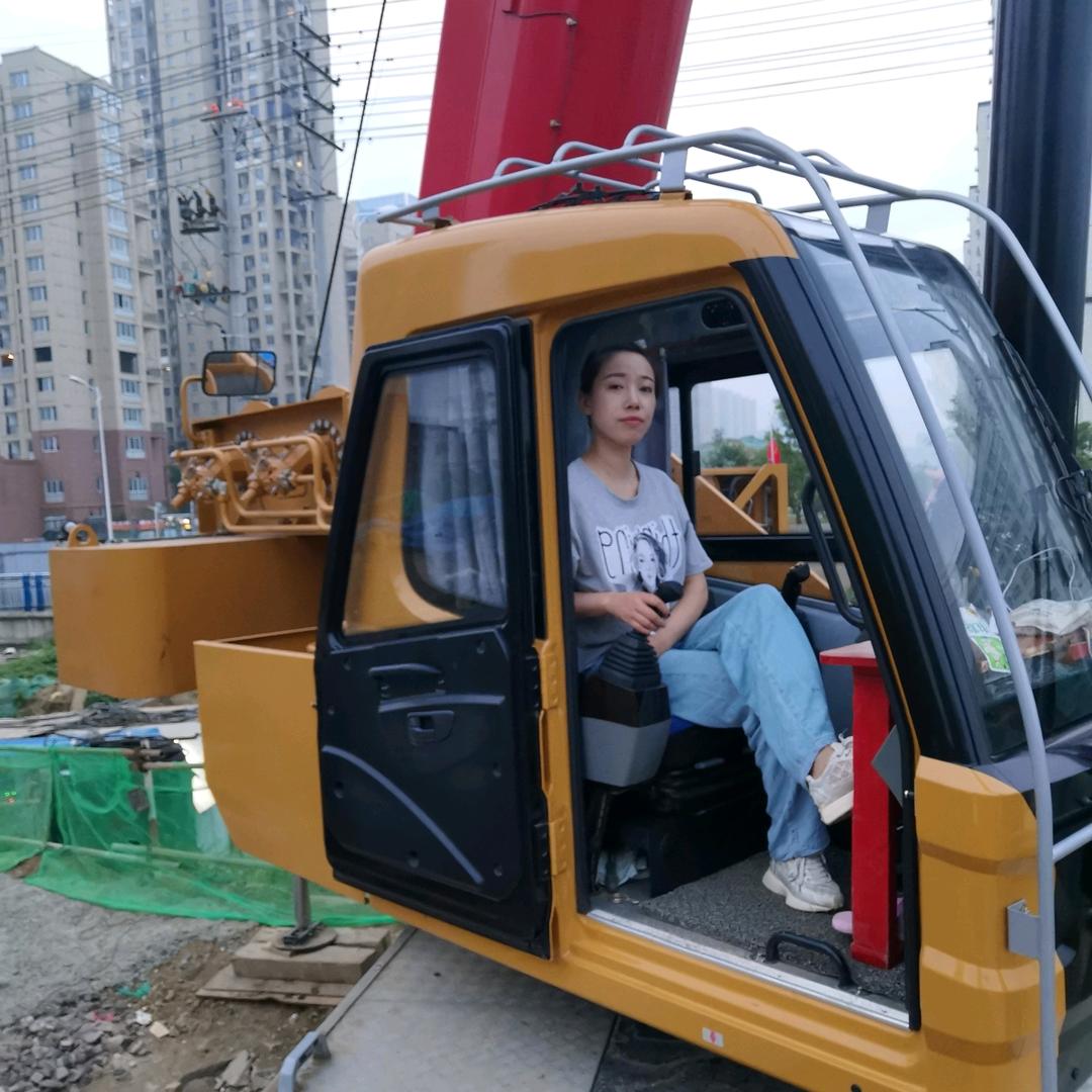 习习😎吊车女司机
