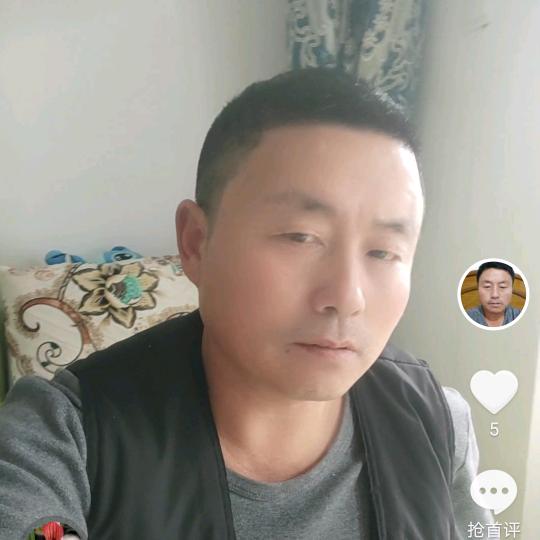 贵州黄果树陈二哥在新疆专修大货车