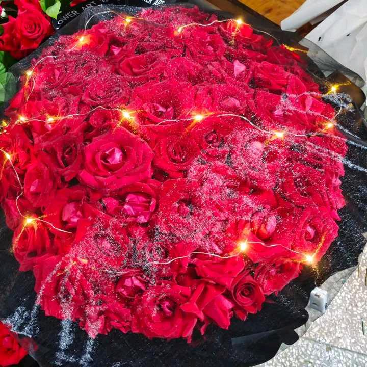 右手拿酒左手拿烟