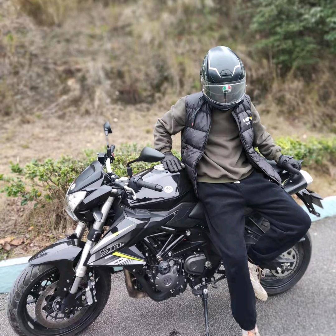 挨打要立正（凯里  奥特莱斯店坤哥）