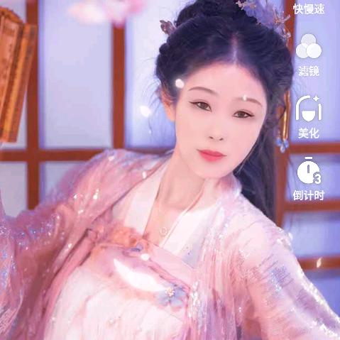 天上白云出现一道霞光