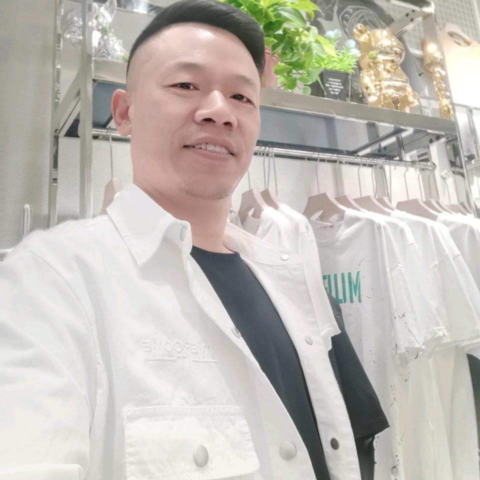 低调。