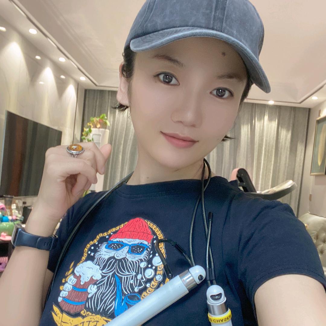 丽丽暂停运动 陪伴老公康复