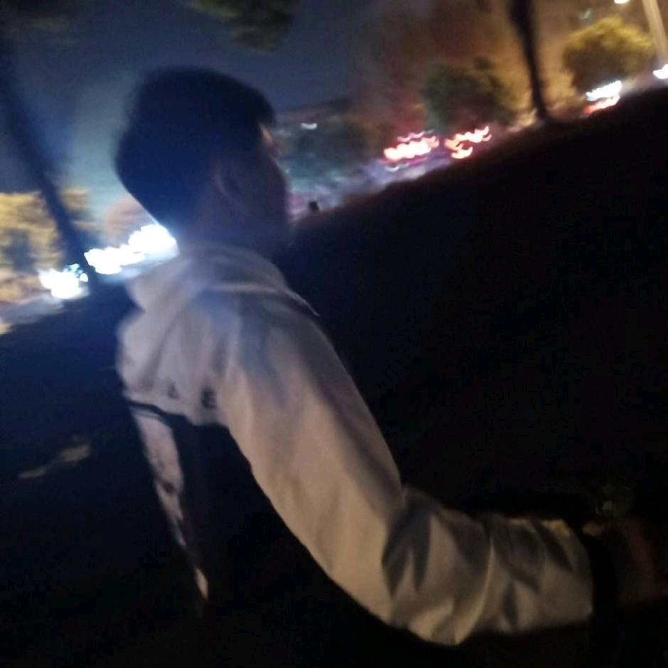 凭栏听曲