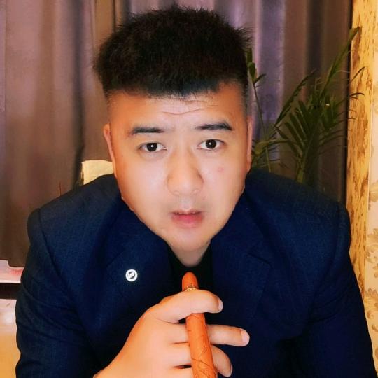 刘 磊