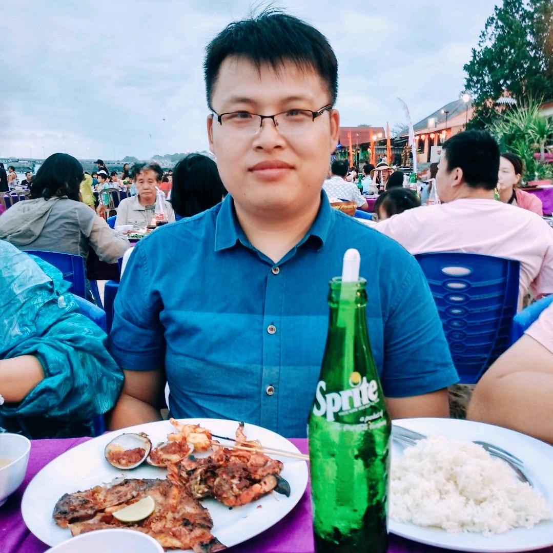小男孩吃喝玩
