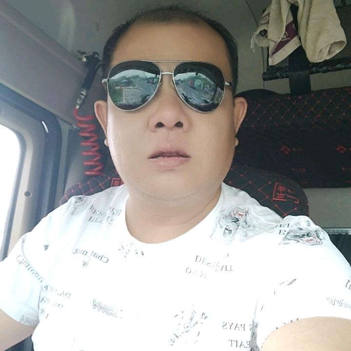 奔波，在高速路上的悍马