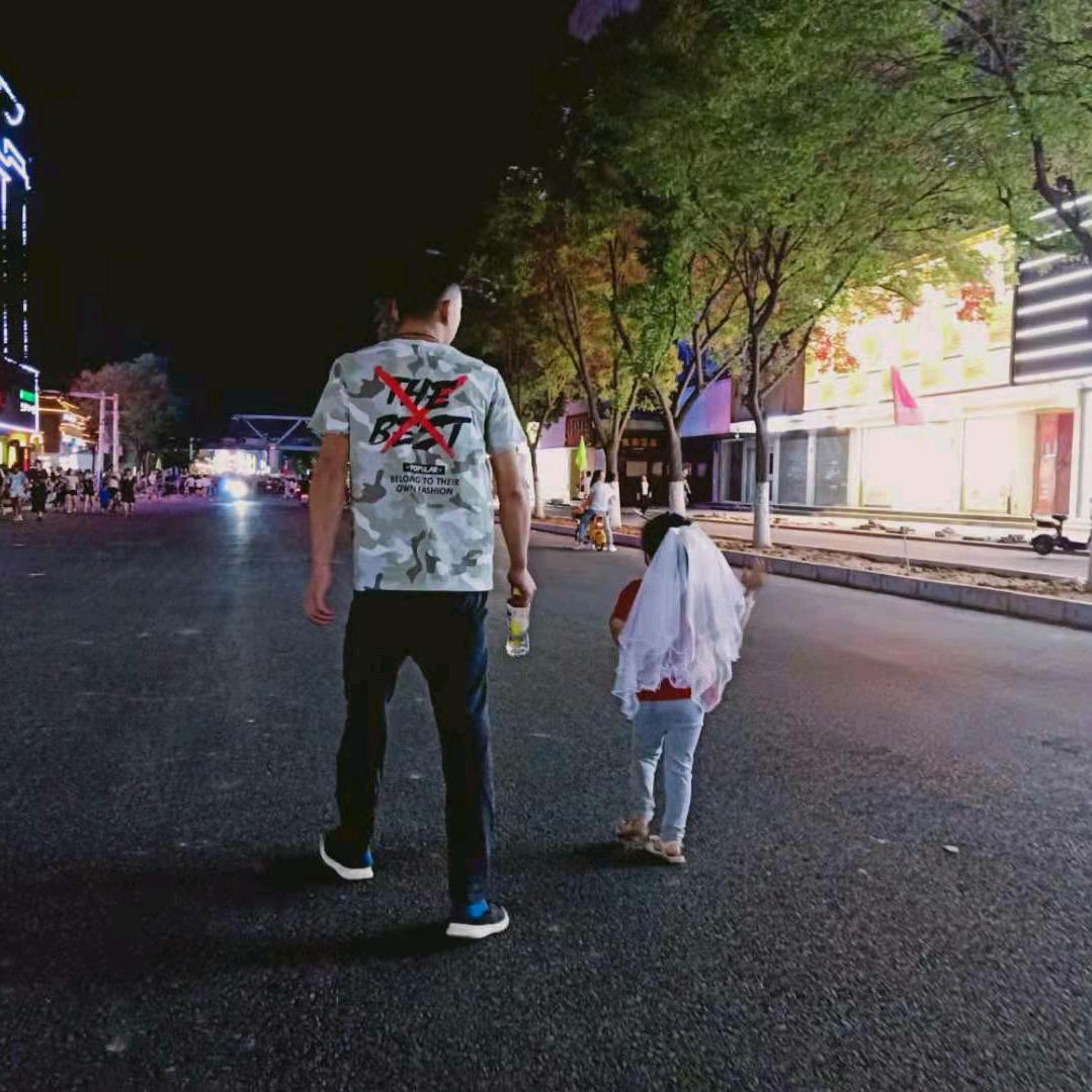 跑出租的小伙