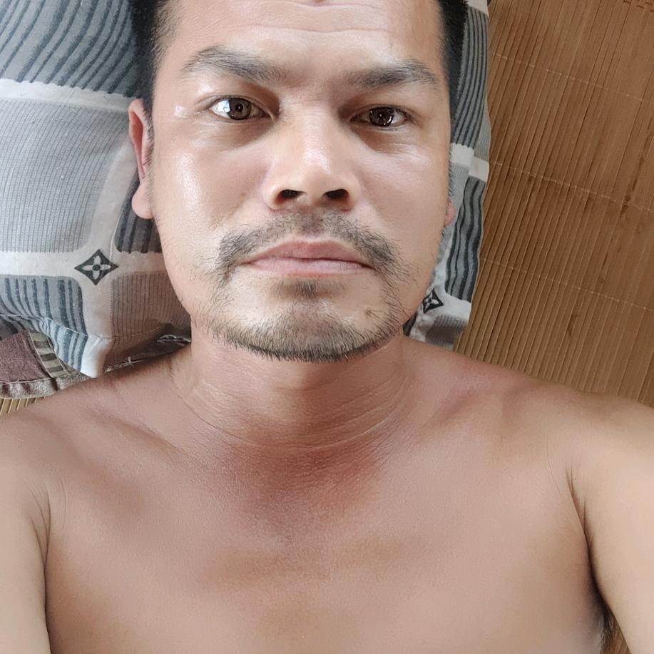 众里：覃；她千百度