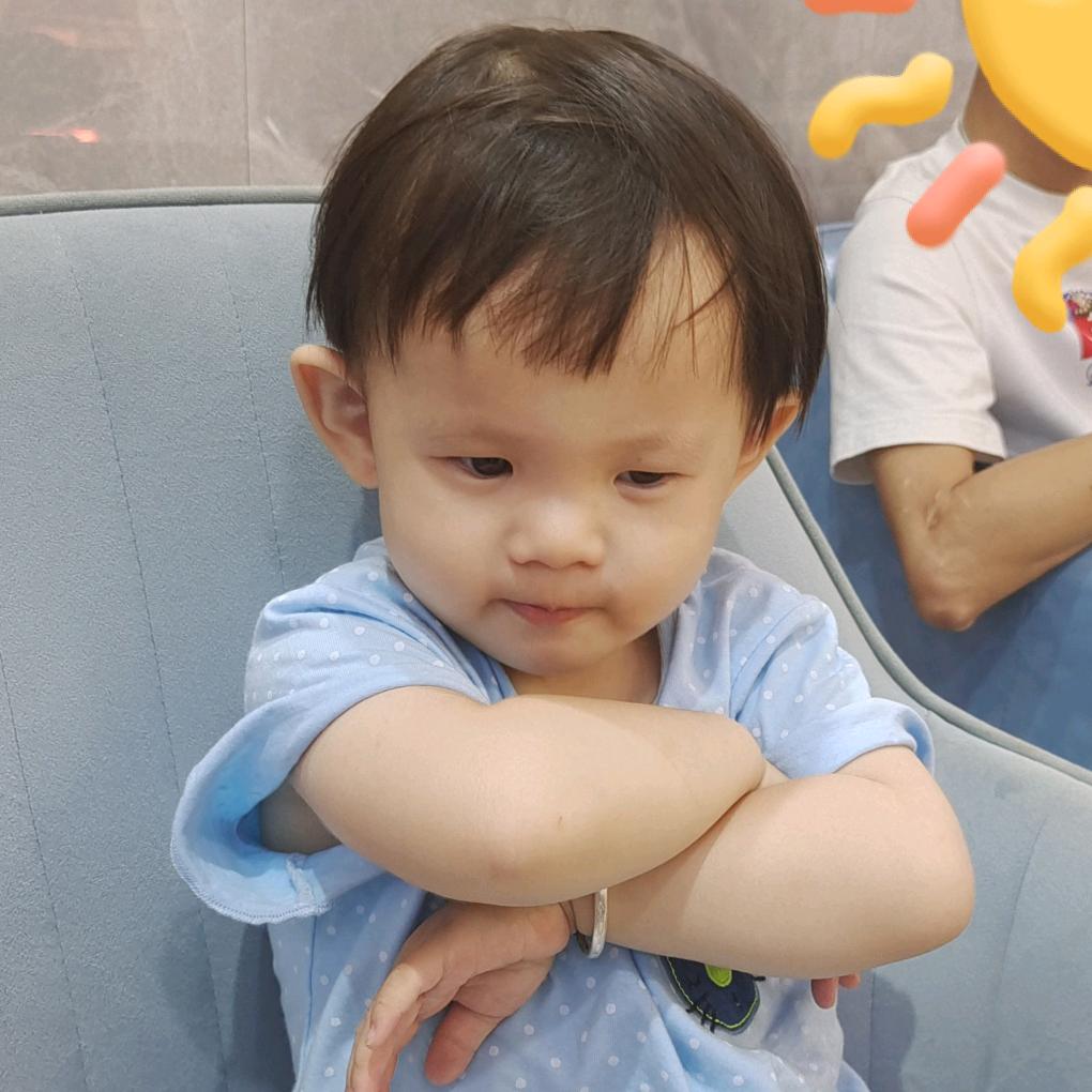 我是小何
