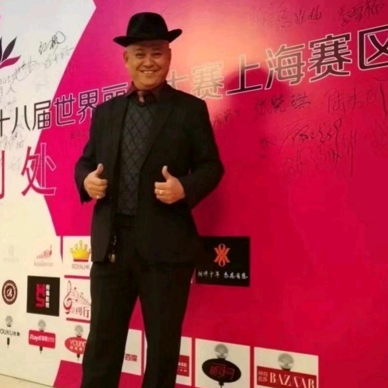 秦雅龙越来越像老顽童