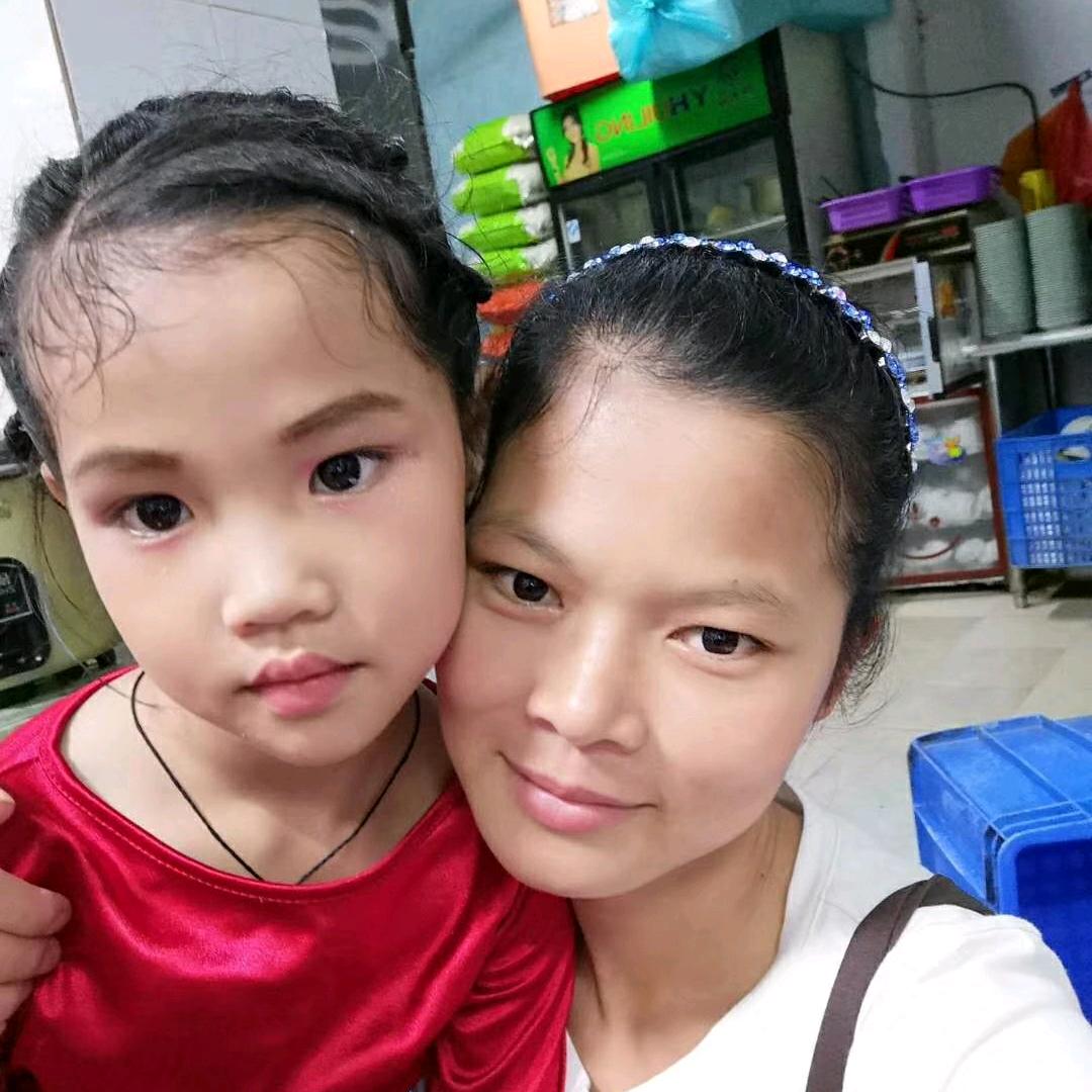 九O后的卖鸡小妹