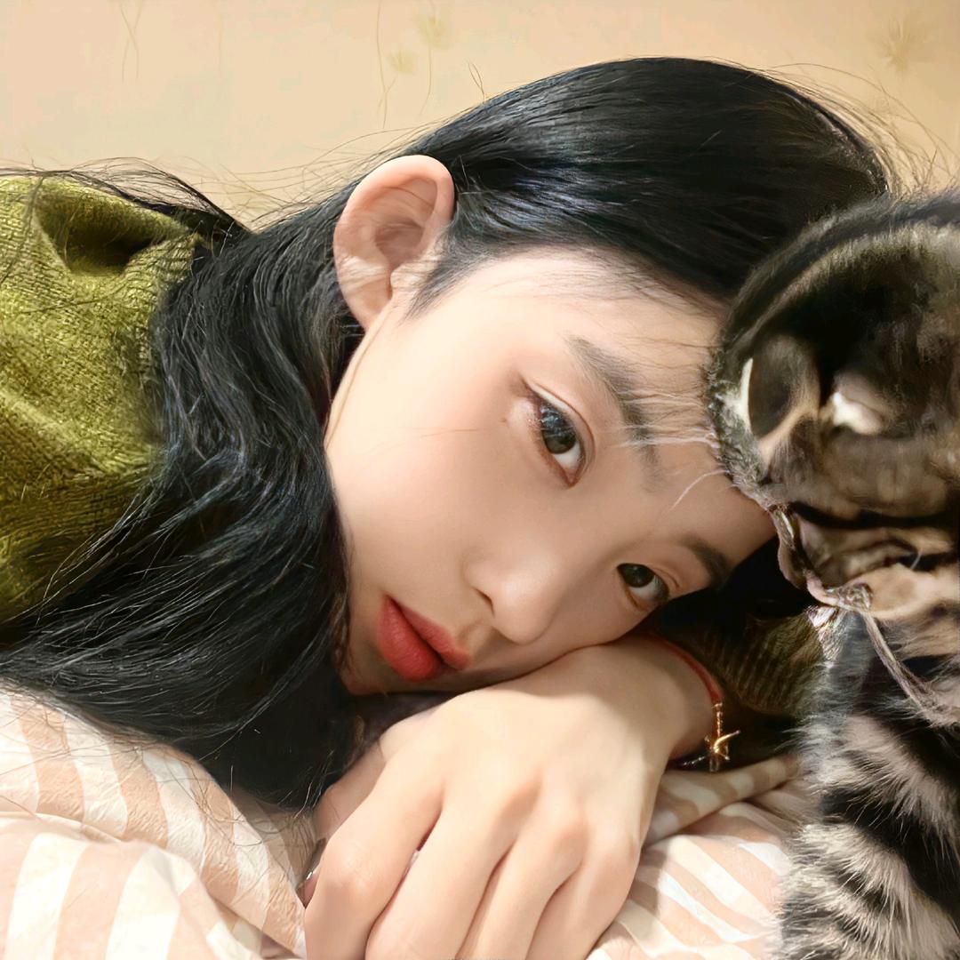 踩了牛奶的猫咪