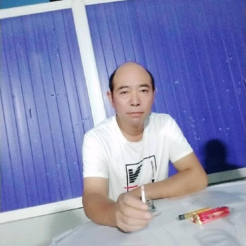 用微笑掩饰忧伤