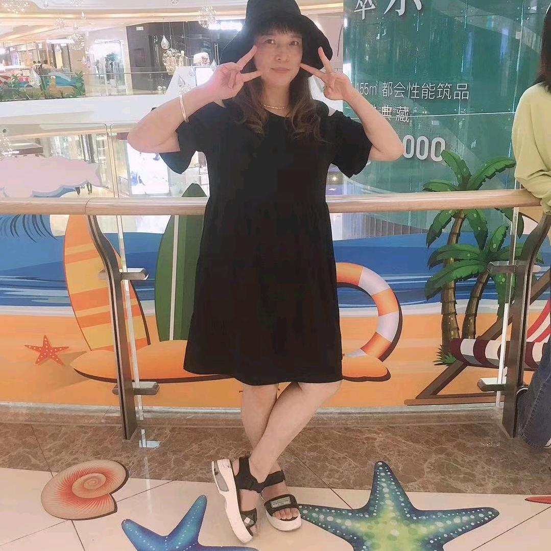 开开心心，是个开朗的人喜欢唱歌