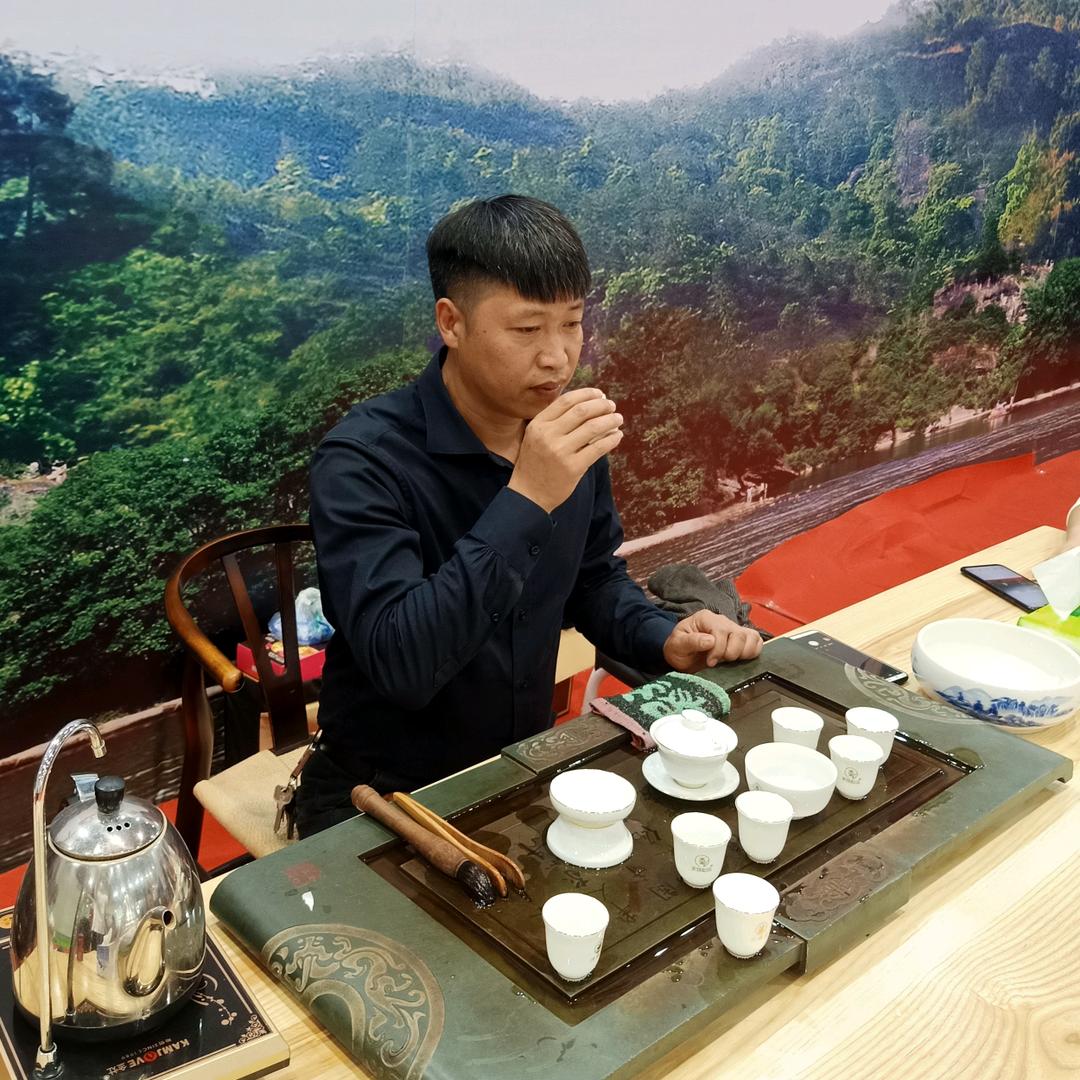 舔嘴岩生态岩茶