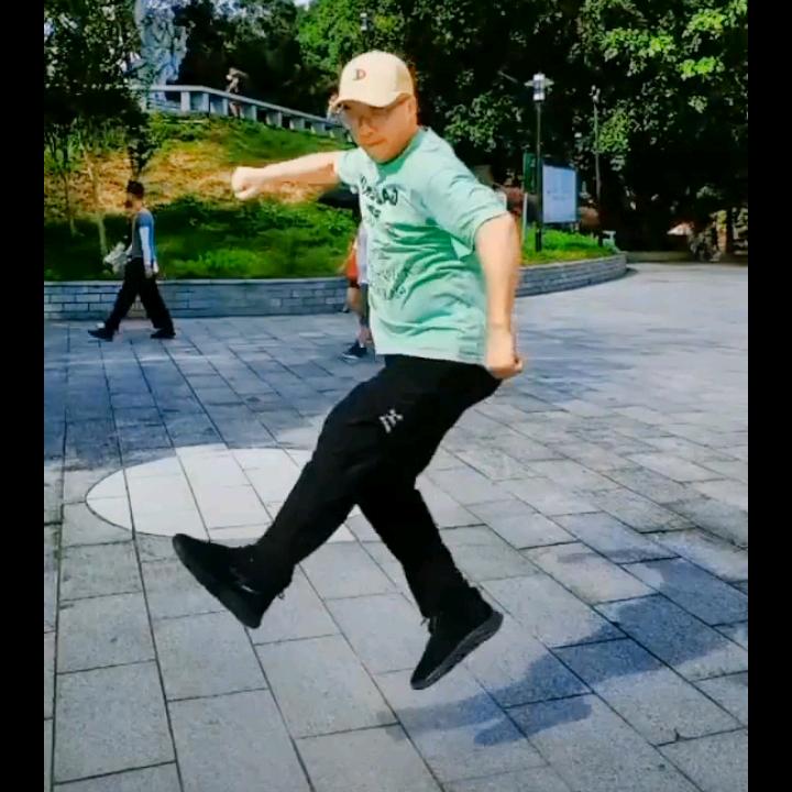 吟歌曳舞展辉煌