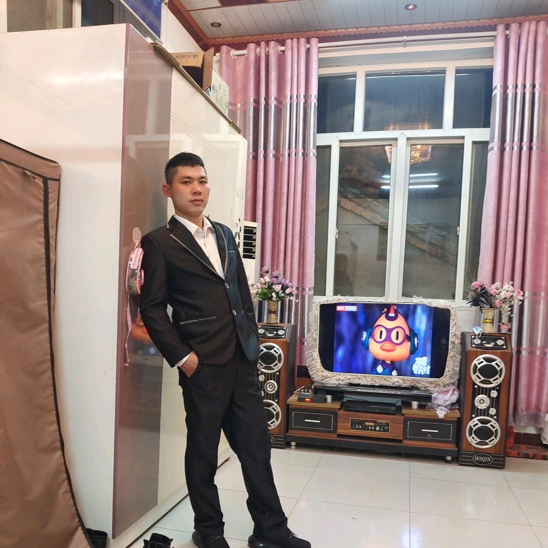 ╭( ′• o •′ )╭☞就是这个人！