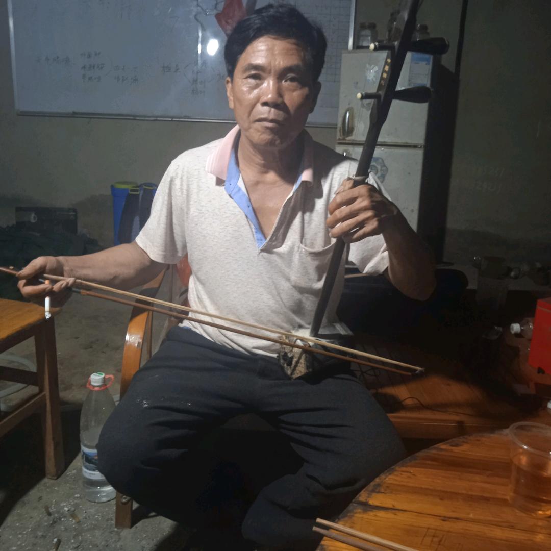 老雷玩二胡