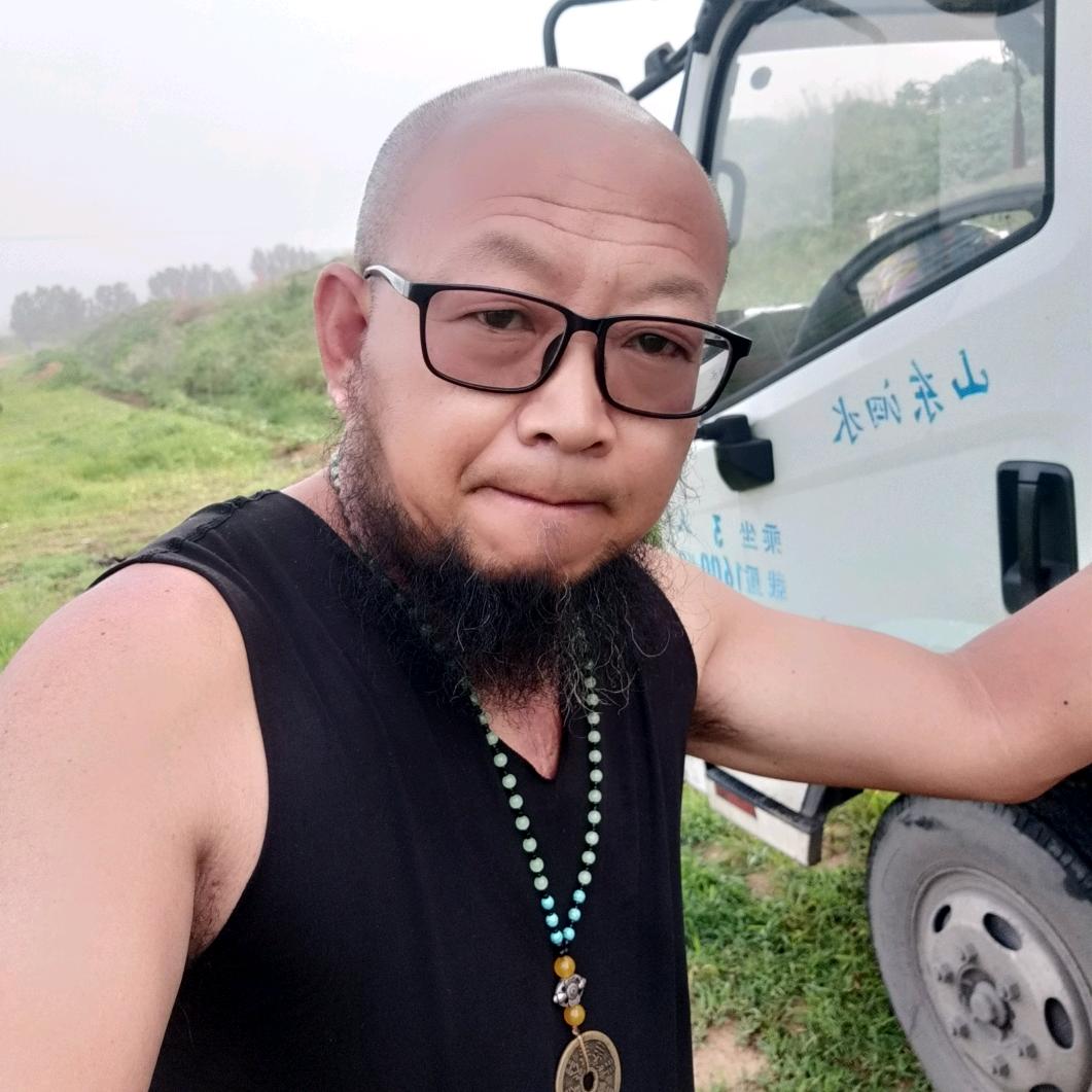 地摊胡子哥