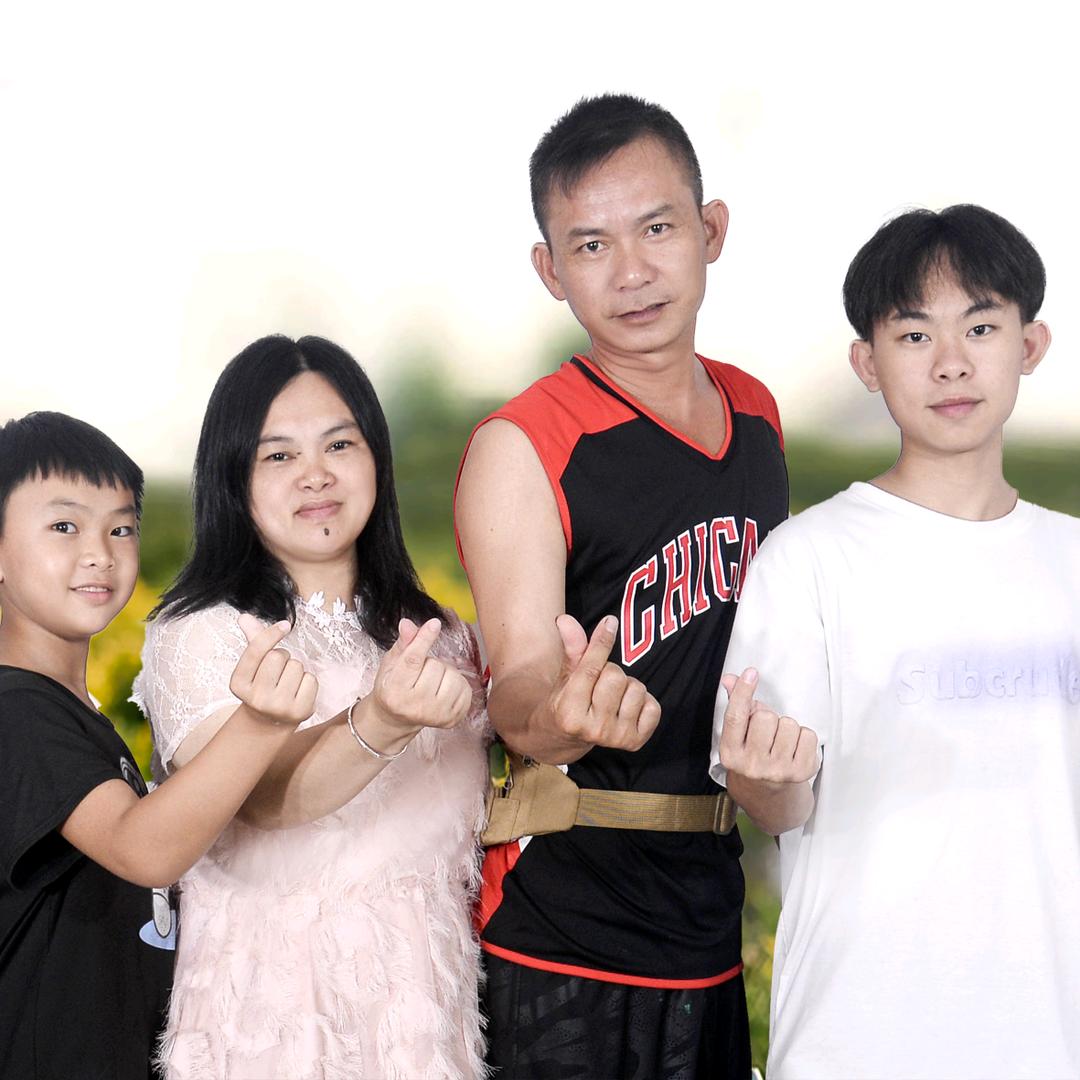 吉祥快樂的一家人