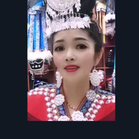 阿尼苗族服装，凯里市老街水沟边