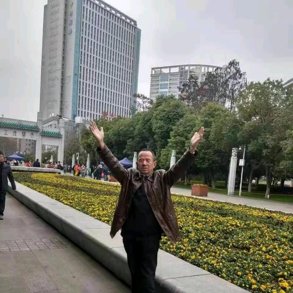 秦   君