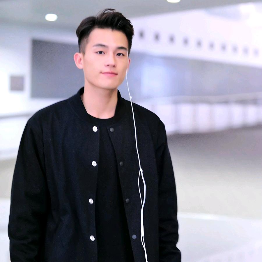 一头炸毛🦁的鲨鱼🦈