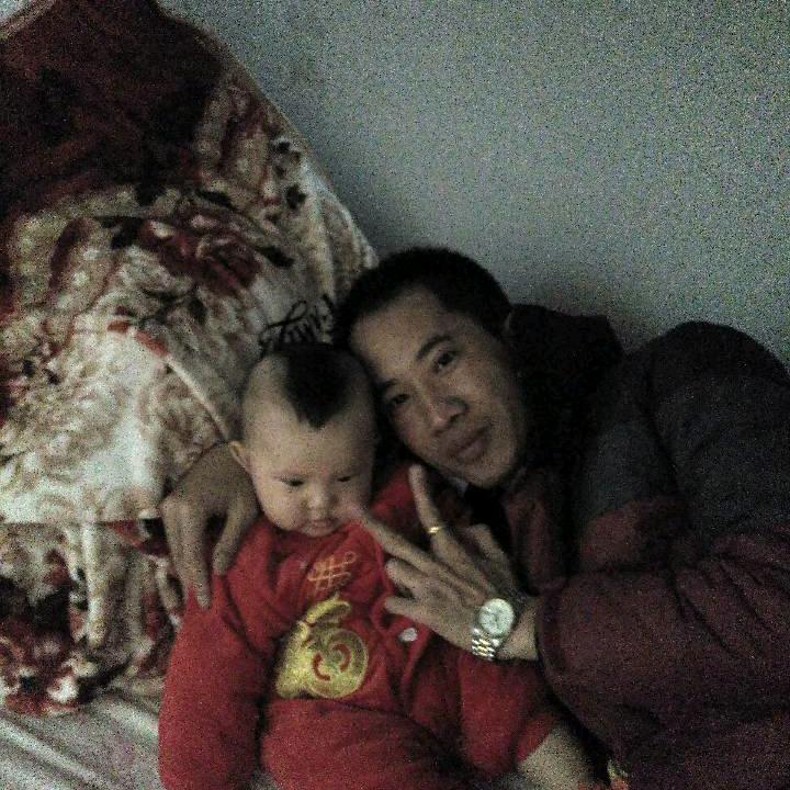 叼烟胡子拉碴碴成