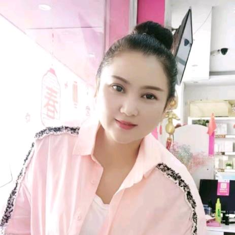 菊子在寿县迎河镇卖护肤品