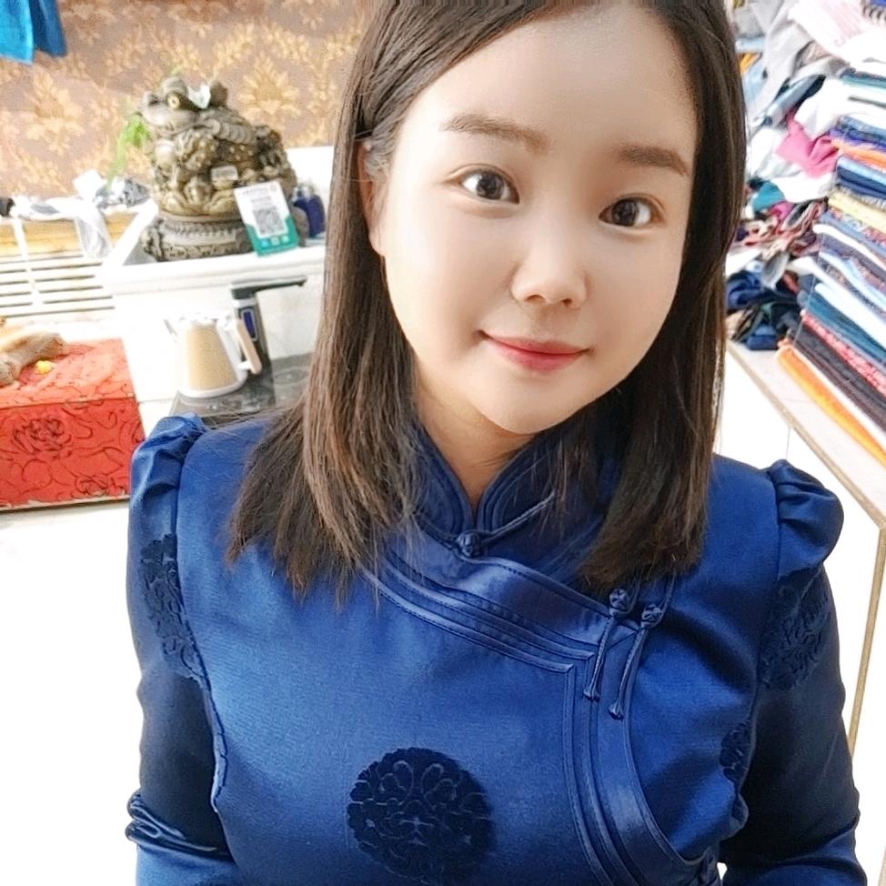 高娃丽格民族服饰