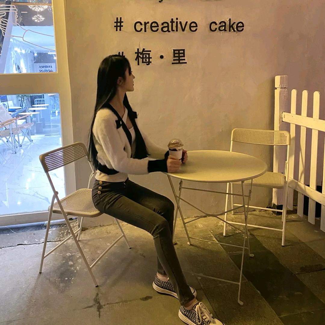 卖桃子、杨梅、脐橙的小姐姐。