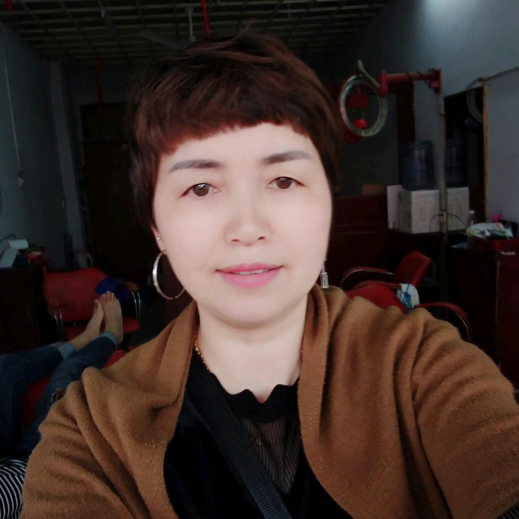 右手剪发盘发左手炒菜
