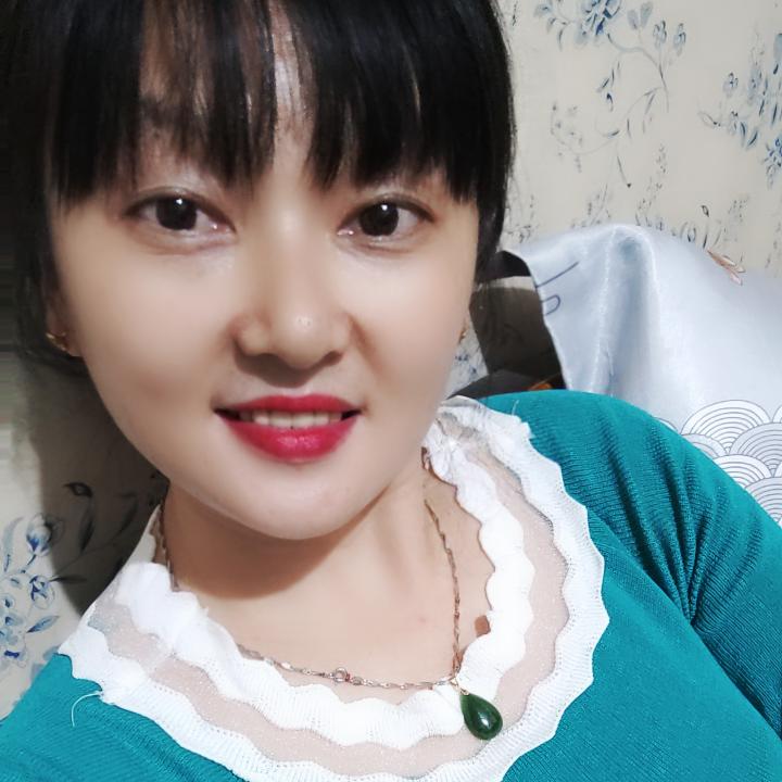 开心与悲伤的女人