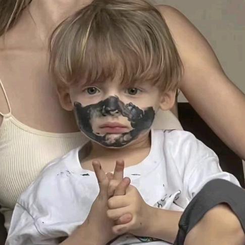 被雨淋湿的小狗