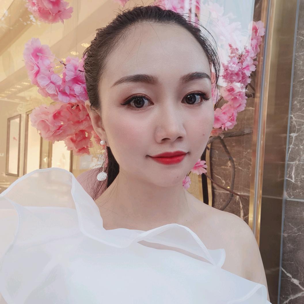 主持人胡童