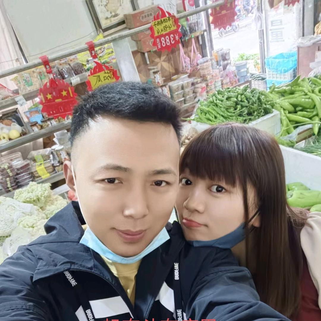 两口子在卖菜
