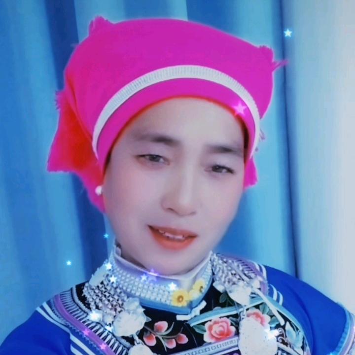 彩英彝族服饰