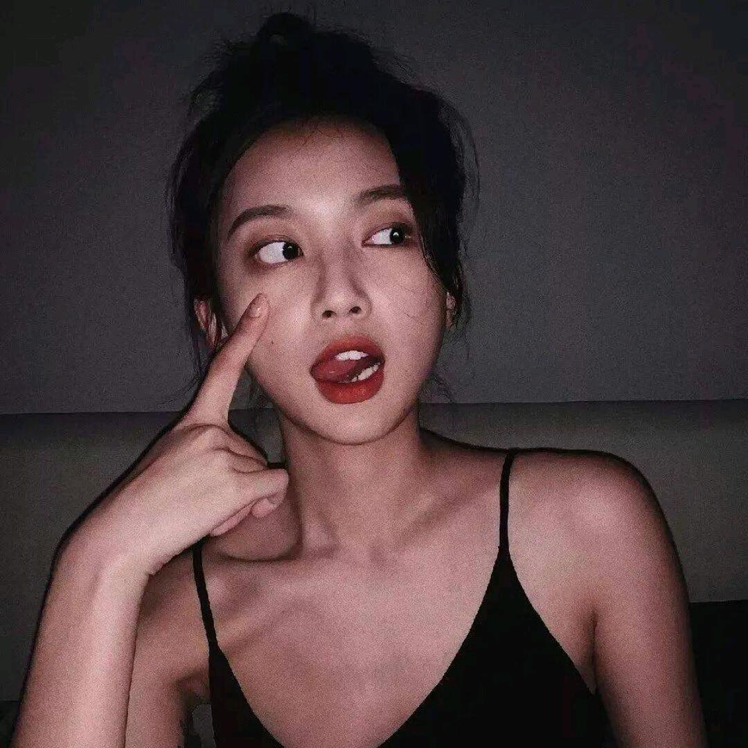 尤晞.