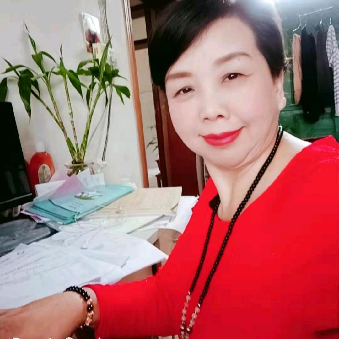 伊人：（商品在厨窗)