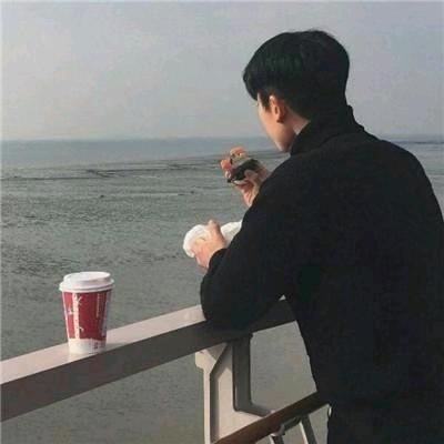 微笑掩盖不住伤痛