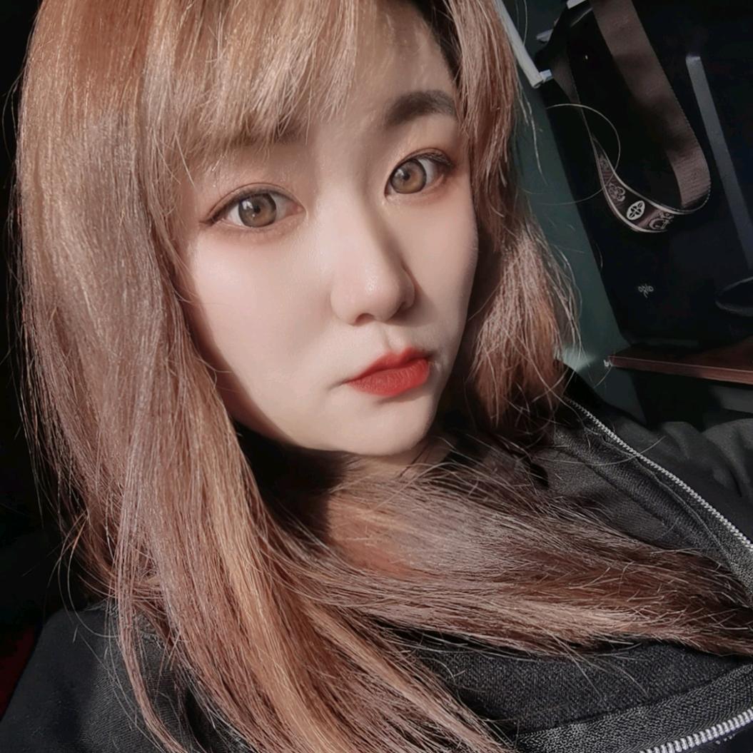 A.💋何必再忆、🌹