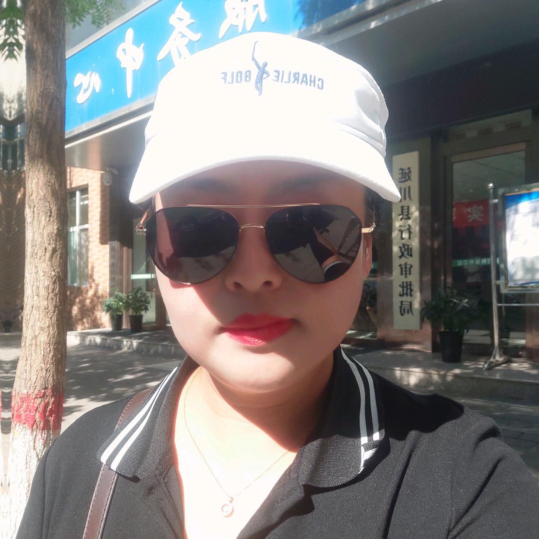 踩着阳光的女人